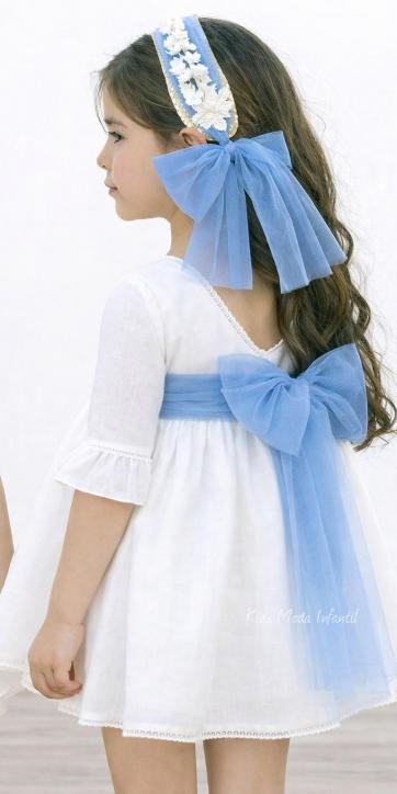 Vestido de ceremonia y arras para niña en tono blanco roto con fajín de tul azul celeste | Eva Martínez Artesanía