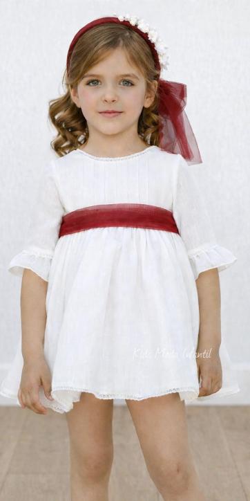 Vestido de ceremonia y arras para niña blanco roto con fajín de tul burdeos | Eva Martínez Artesanía