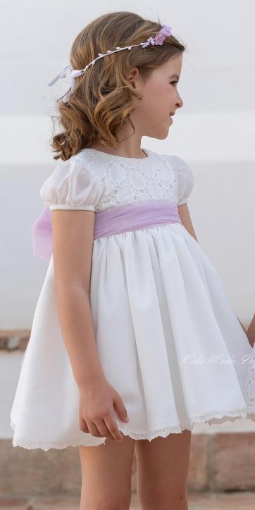 Vestido de Ceremonia y Arras Niña Eva Martínez Artesanía en Gasa Bordada con Lazo Lila [1]