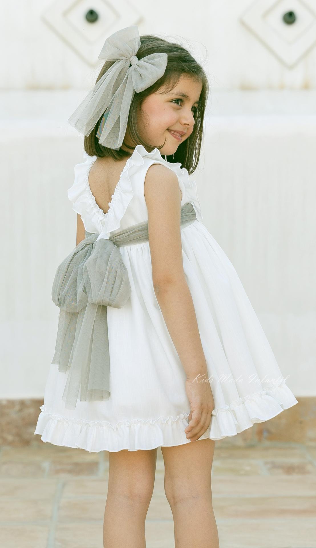 Vestido de Arras Niña Blanco Roto con Fajín Verde Oliva | Eva Martínez Artesanía
