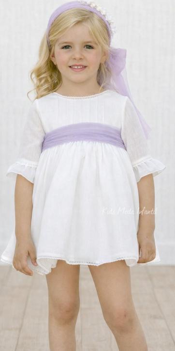 Vestido de ceremonia y arras para niña en blanco roto con fajín de tul lila | Eva Martínez Artesanía [2]