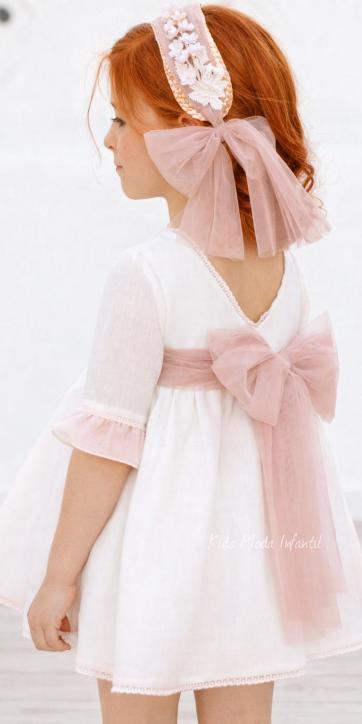 Vestido infantil de ceremonia y arras en blanco roto con fajín de tul rosa empolvado | Eva Martínez Artesanía [2]