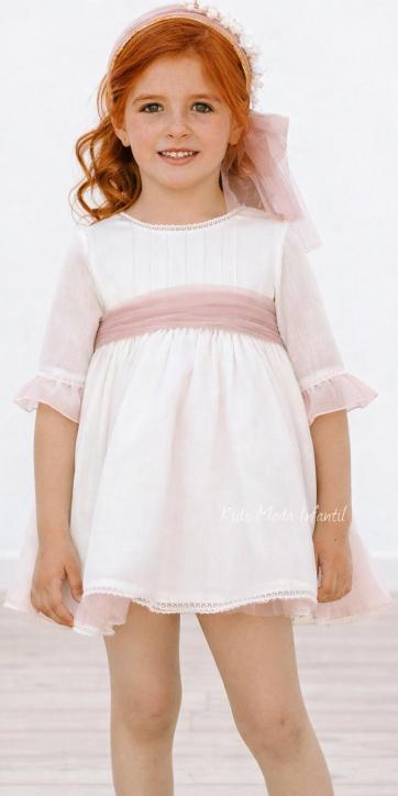 Vestido infantil de ceremonia y arras en blanco roto con fajín de tul rosa empolvado | Eva Martínez Artesanía