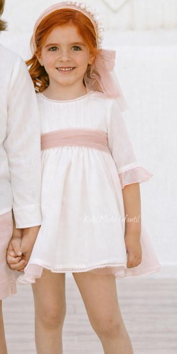 Vestido infantil de ceremonia y arras en blanco roto con fajín de tul rosa empolvado | Eva Martínez Artesanía [3]