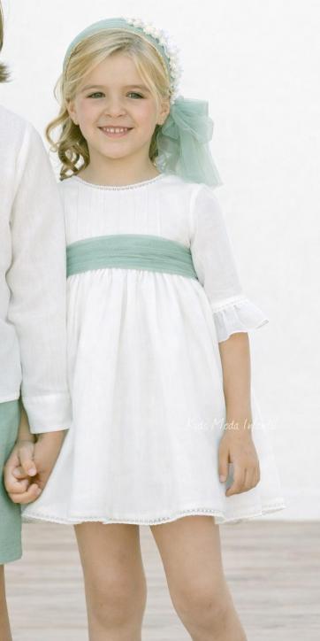 Vestido de ceremonia y arras en blanco roto con delicado fajín de tul verde empolvado | Eva Martínez Artesanía