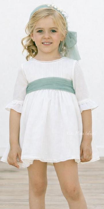 Vestido de ceremonia y arras en blanco roto con delicado fajín de tul verde empolvado | Eva Martínez Artesanía [3]