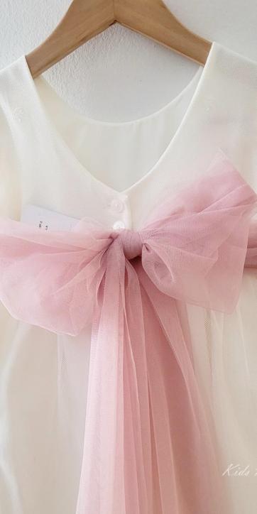 Vestido ceremonia niña de tul beige con bordados calados y fajín rosa empolvado de Eva Martínez Artesanía [5]