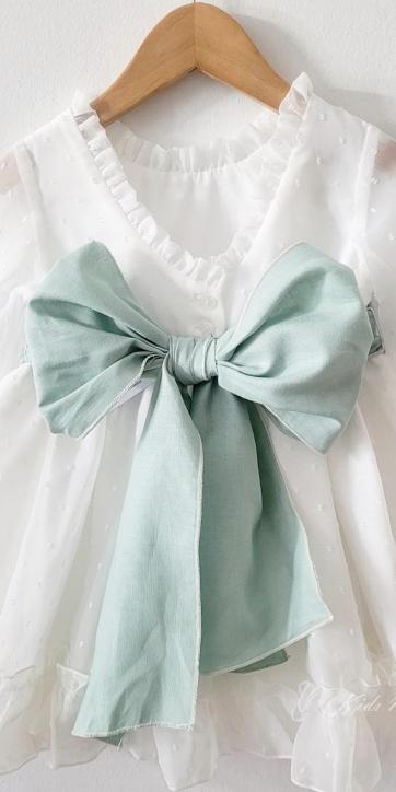 Vestido arras niña plumeti cristal con fajín lino verde empolvado Eva Martinez Artesanía 32111