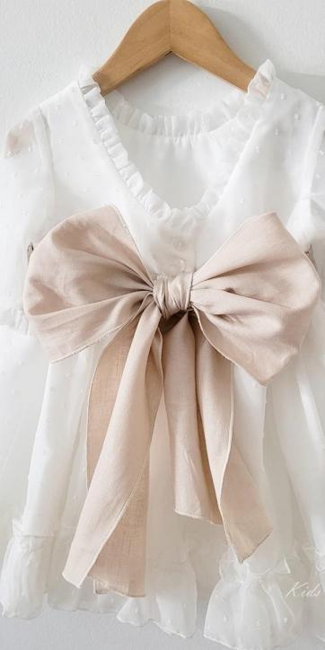 Vestido arras niña plumeti cristal con fajín lino camel Eva Martinez Artesanía 32111 [1]