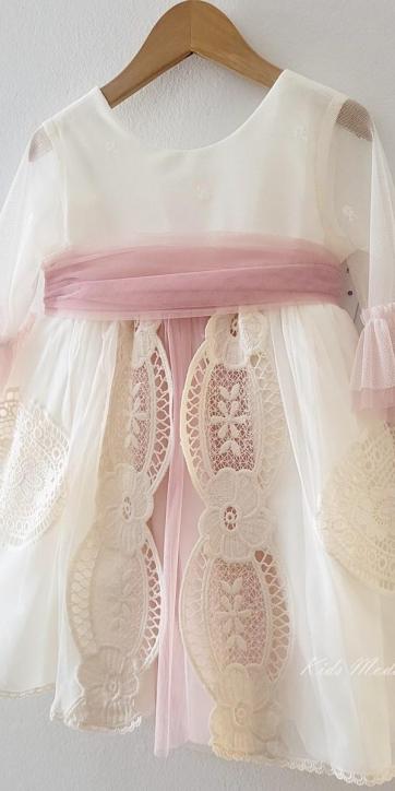 Vestido ceremonia niña de tul beige con bordados calados y fajín rosa empolvado de Eva Martínez Artesanía [2]