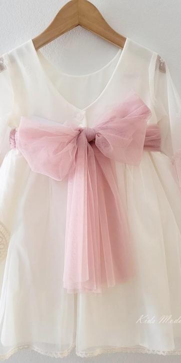 Vestido ceremonia niña de tul beige con bordados calados y fajín rosa empolvado de Eva Martínez Artesanía [1]