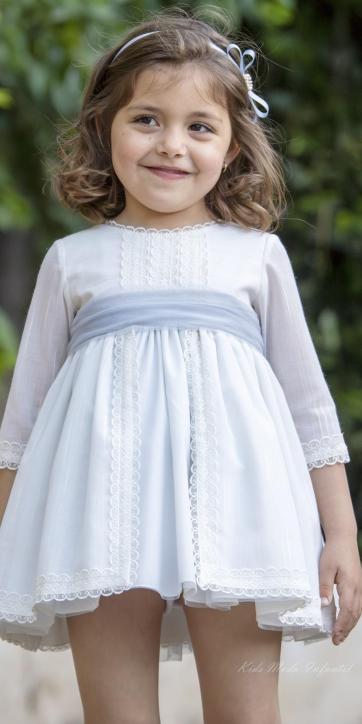 Vestido ceremonia niña semi hilo beige media manga con fajín azul gris de Eva Martínez Artesanía 38211CBG