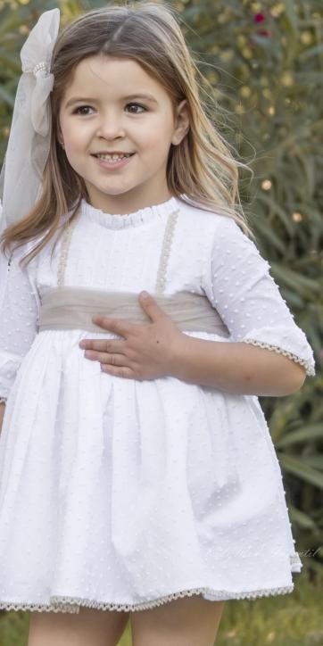 Vestido arras niña blanco plumeti media manga con fajín camel de Eva Martínez Artesanía 38612CBG [2]