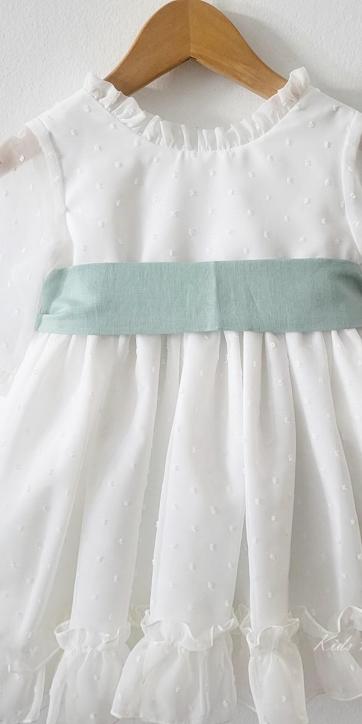 Vestido arras niña plumeti cristal con fajín lino verde empolvado Eva Martinez Artesanía 32111 [1]