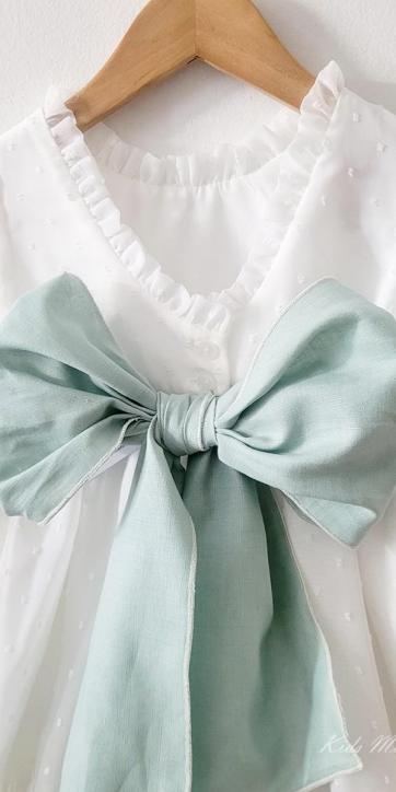 Vestido arras niña plumeti cristal con fajín lino verde empolvado Eva Martinez Artesanía 32111 [2]