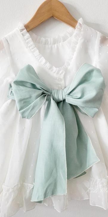 Vestido arras niña plumeti cristal con fajín lino verde empolvado Eva Martinez Artesanía 32111 [6]