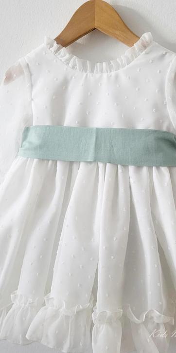 Vestido arras niña plumeti cristal con fajín lino verde empolvado Eva Martinez Artesanía 32111 [7]