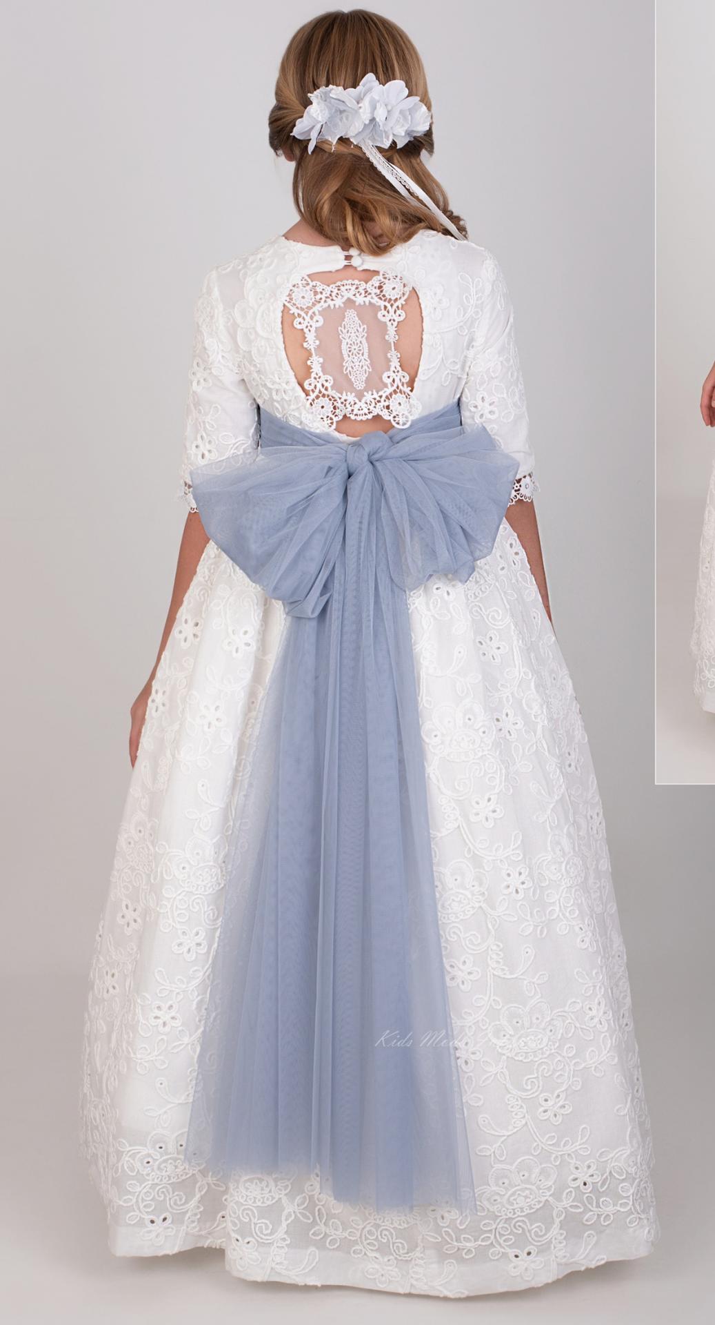 Vestido de Comunión Nekenia 2621814 Blanco con Fajín Azul Empolvado – Colección Comunión 2026