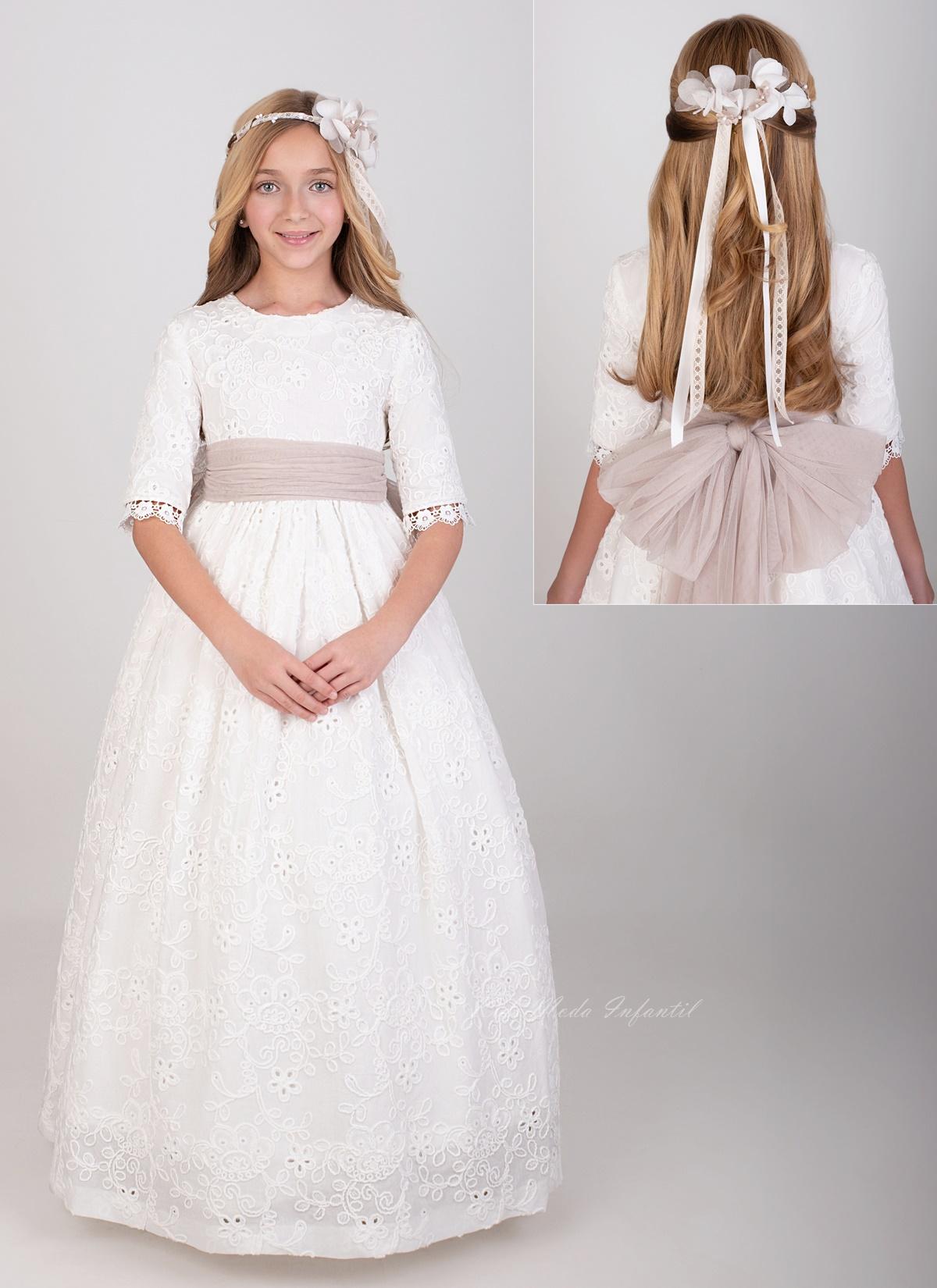 Vestido de Comunión Nekenia 2621814 con Fajín Camel – Colección 2026