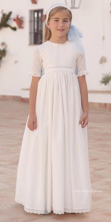 Vestido de Comunión “Lucía” 2026 – Algodón Bordado, Bordados a Mano y Fajín Tul Celeste | Eva Martínez Artesanía