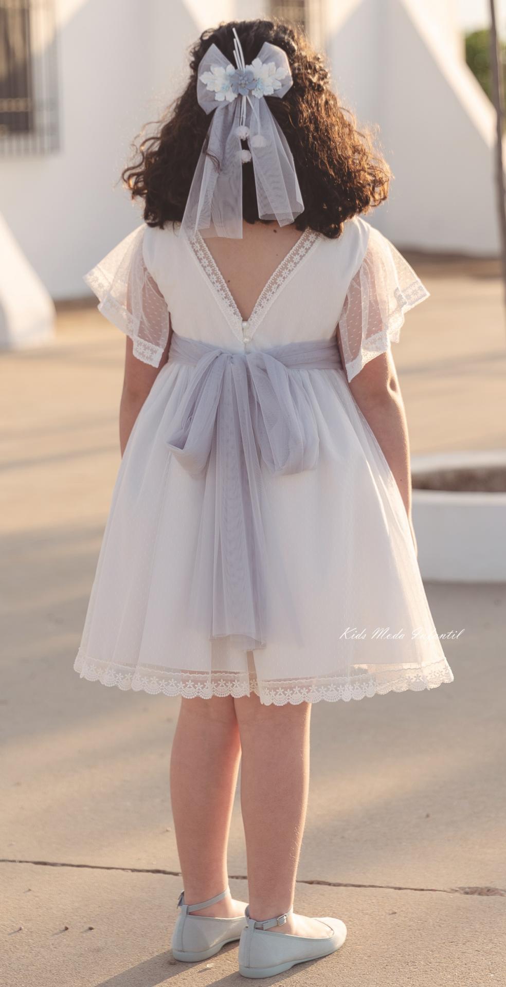 Vestido de Comunión Corto Lys 2026 de Eva Martínez Artesanía – Tul Blanco Roto y Fajín Celeste