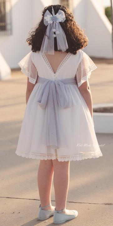 Vestido de Comunión Corto Lys 2026 de Eva Martínez Artesanía – Tul Blanco Roto y Fajín Celeste