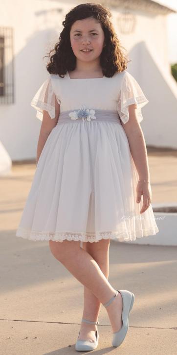 Vestido de Comunión Corto Lys 2026 de Eva Martínez Artesanía – Tul Blanco Roto y Fajín Celeste [1]