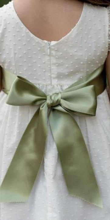 Vestido niña ceremonia plumeti blanco roto y cinta raso verde oliva Coco Acqua [5]