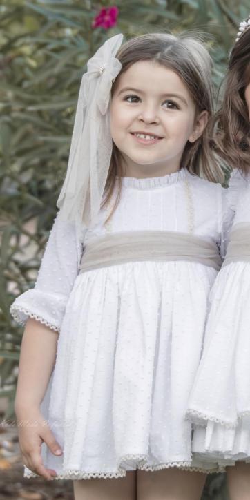 Vestido arras niña blanco plumeti media manga con fajín camel de Eva Martínez Artesanía 38612CBG [4]