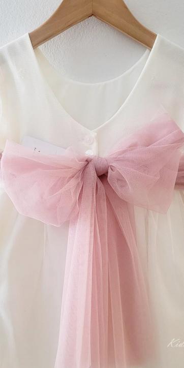 Vestido ceremonia niña de tul beige con bordados calados y fajín rosa empolvado de Eva Martínez Artesanía [3]