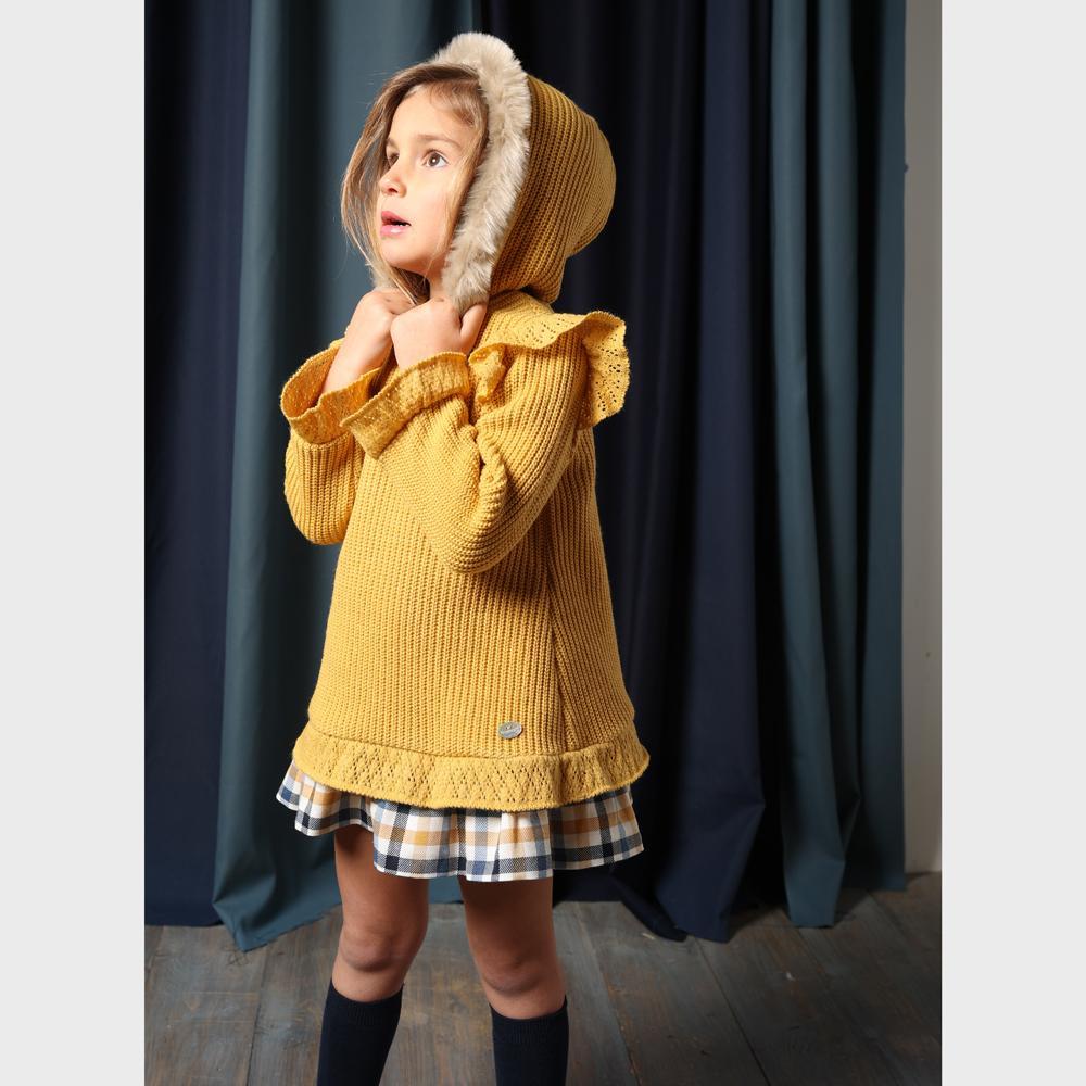 Vestido niña punto mostaza con capucha de Basmartí