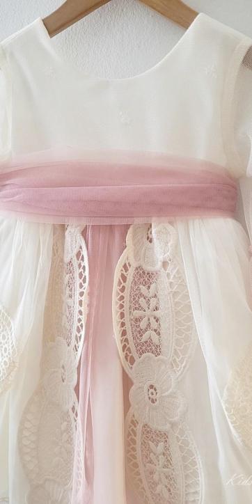 Vestido ceremonia niña de tul beige con bordados calados y fajín rosa empolvado de Eva Martínez Artesanía [6]