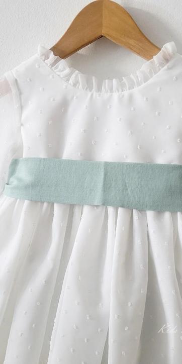 Vestido arras niña plumeti cristal con fajín lino verde empolvado Eva Martinez Artesanía 32111 [3]