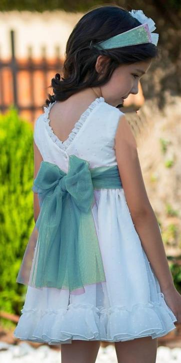 Vestido ceremonia niña plumeti cristal con fajín tul verde empolvado Eva Martínez Artesanía