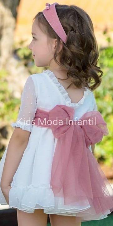 Vestido ceremonia niña plumeti cristal con fajín rosa empolvado Eva Martínez Artesanía