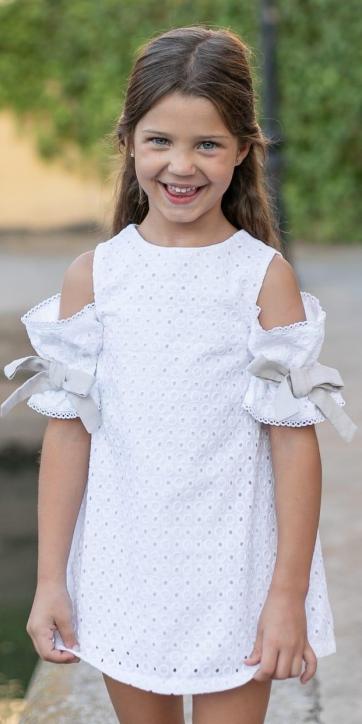 Vestido niña blanco bordado con hombros descubiertos de Coco Acqua