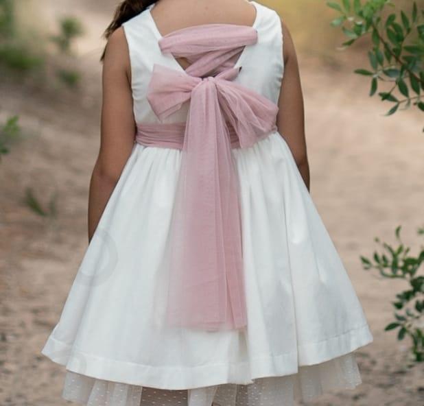 Vestido niña ceremonia de tul blanco roto y fajín rosa empolvado Coco Acqua