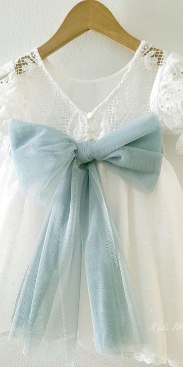 Vestido ceremonia niña blanco con fajín verde empolvado Eva Martínez Artesanía 38911CBG [1]
