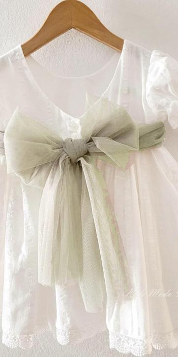 Vestido ceremonia niña blanco con fajín verde oliva Eva Martínez Artesanía 381011CBG [1]