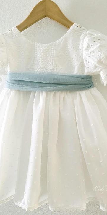Vestido ceremonia niña blanco con fajín verde empolvado Eva Martínez Artesanía 38911CBG [2]