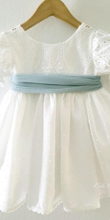 Vestido ceremonia niña blanco con fajín verde empolvado Eva Martínez Artesanía 38911CBG