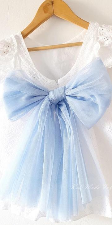 Vestido ceremonia niña blanco bordado con fajín tul azul celeste Nekenia 2521802 Personalizable