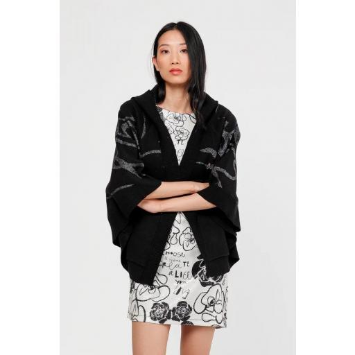 Chaqueta estilo poncho negra