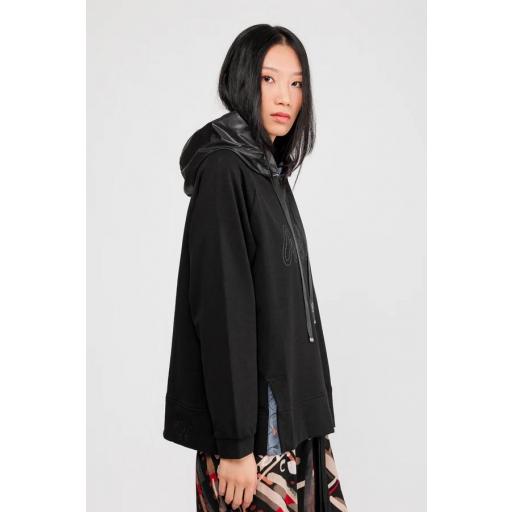 Sudadera con capucha negra [1]
