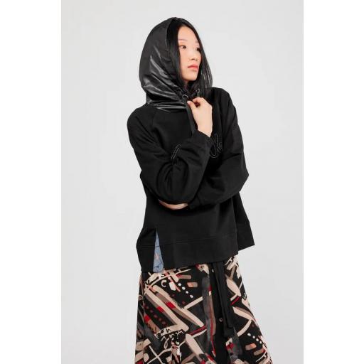 Sudadera con capucha negra [2]