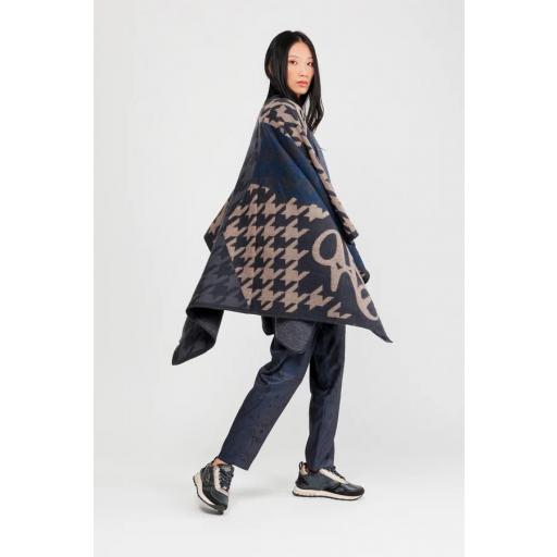 Poncho azul y beige [2]