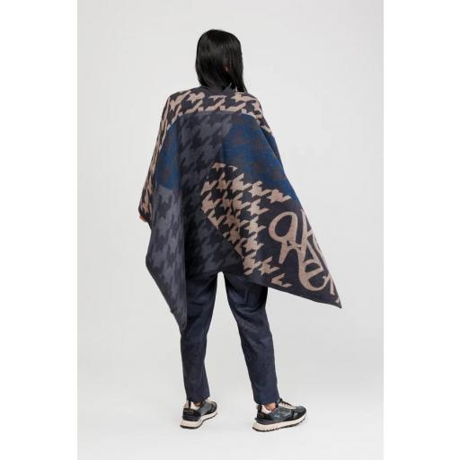 Poncho azul y beige [3]