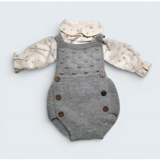 MARTIN ARANDA CONJUNTO  DOS PIEZAS COLORGRIS PERLA Y CAMISA  BLANCA CON HOJITAS REF 014-30135