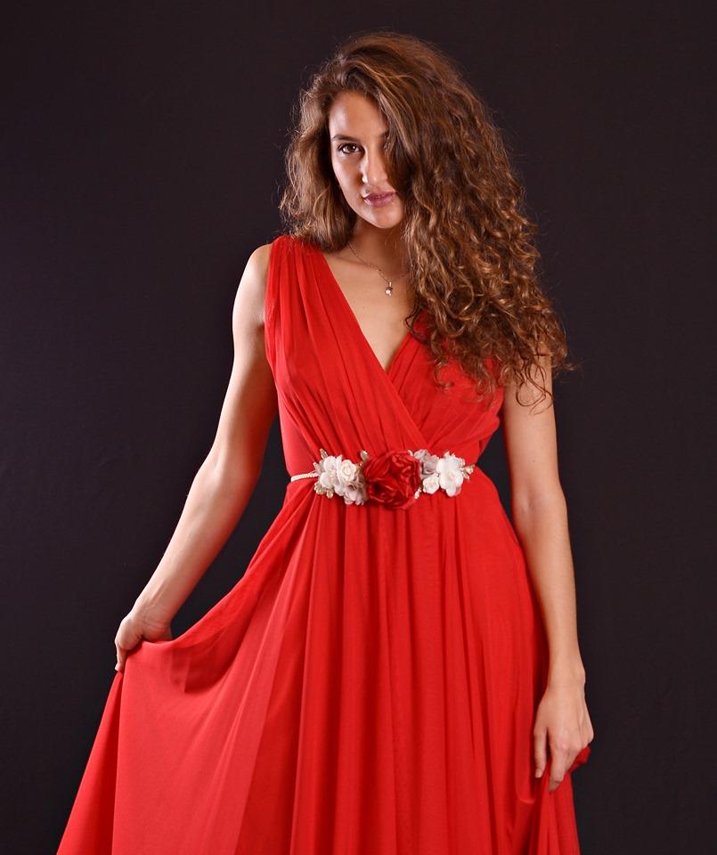 vestido de fiesta rojo y largo. Estilo romano de tul.