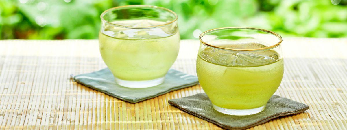 Mantente hidratado este verano y sirve agua con infusiones de